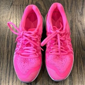 NIKE AIRMAX sz 4Y girls Hot Pink EUC